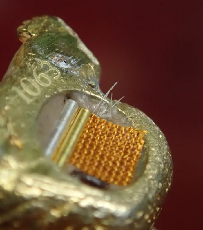 รูปหล่อขุนช้างเจ้าทรัพย์ พ่อท่านเขียว วัดห้วยเงาะ ปัตตานี รุ่นเพชรทักษิณ ปี2564 เนื้อบรอนซ์ทอง อุดชนวนเก่าฝังเม็ดพลอย/ตะกรุดทองคำและตะกรุดเงิน ติดจีวรเกศา หมายเลข 1063