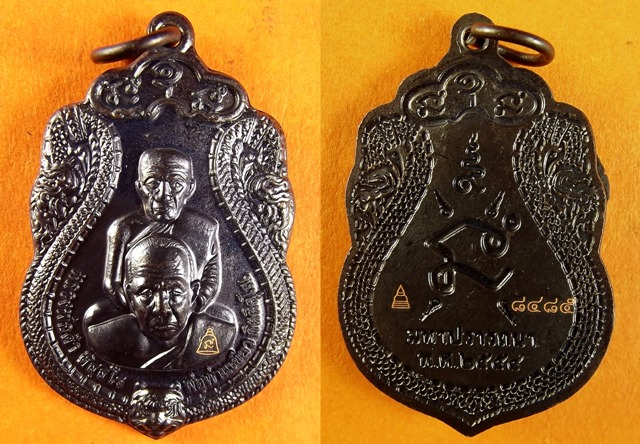 พ่อท่านเขียว วัดห้วยเงาะ รุ่นมหาปรารถนา ปี ๒๕๕๔ เหรียญขี่คอ หลวงพ่อดำ-หลวงพ่อเขียว