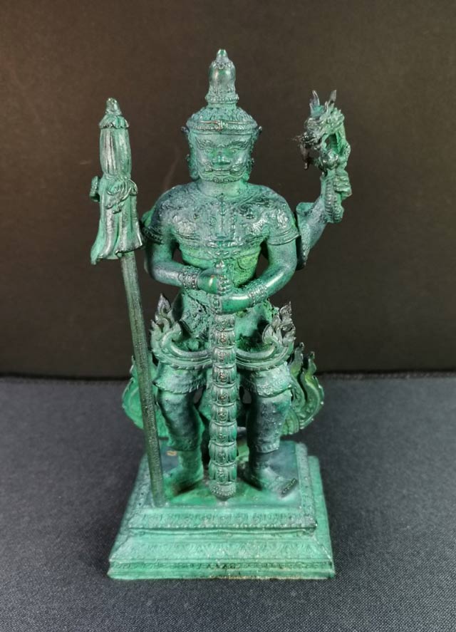 ท้าวเวสสุวรรณตรีพระเพลา เนื้อโลหะเคลือบพาทิน่าเขียวมรกต ขนาดสูง 5 นิ้ว (รวมฐาน) จำนวนการสร้าง 599 องค์ ปี 2555