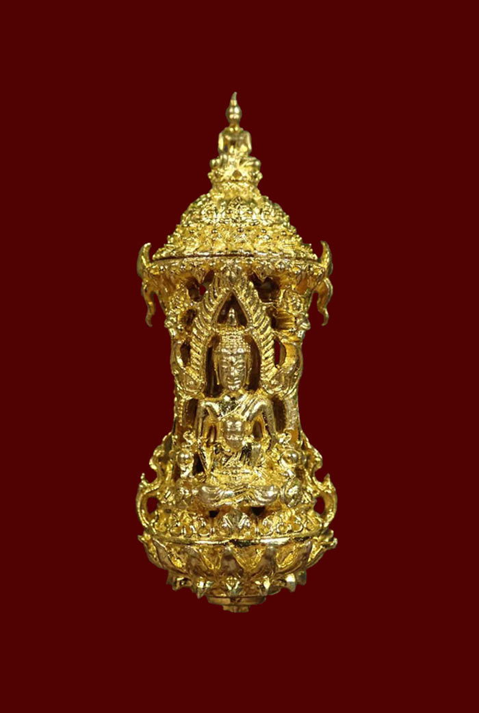 งานฉลุตะกรุด รุ่นนักรบไทย อาจารย์ปกรณ์ วัดถ้ำผาแด่น จ.สกลนคร ปลายยอดเป็น "พระยอดภูผาแด่น" ด้านหน้าเป็น "พระพุทธชินราชและหลวงปู่ทวด" ด้านหลัง "สมเด็จพระนเรศวรทรงช้างยุทธหัตถี"