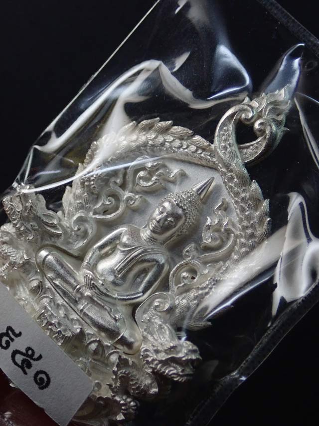 เหรียญพุทธศิลป์ฉลุ 3 ชิ้น หลวงพ่อโสธร จ.ฉะเชิงเทรา รุ่นเจริญพร ปี 2555 เนื้อเงิน พิมพ์ใหญ่ หมายเลข 951 ขนาดพระสูง 4.7 ซ.ม. พร้อมกล่องเดิม