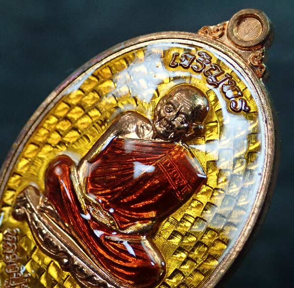 เหรียญรูปไข่หลวงพ่อพริ้ง ขันติพโล วัดซับชมพู่ จ.เพชรบูรณ์ ปี2558 รุ่นเจริญพร (บน) เนื้อทองแดงลงยาส้ม