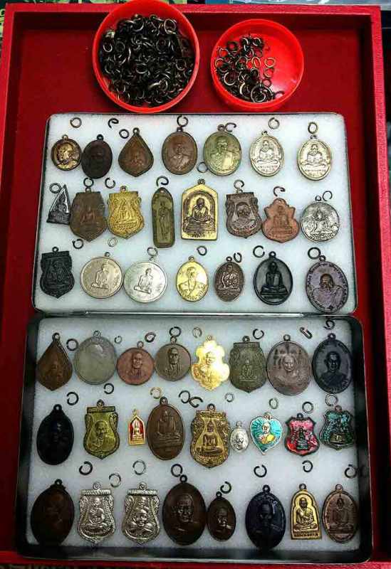 หลวงพ่อคูณ รุ่นเจ้าสัว พิมพ์หันข้าง เนื้ออัลปาก้า เลข ๑๐๖๓