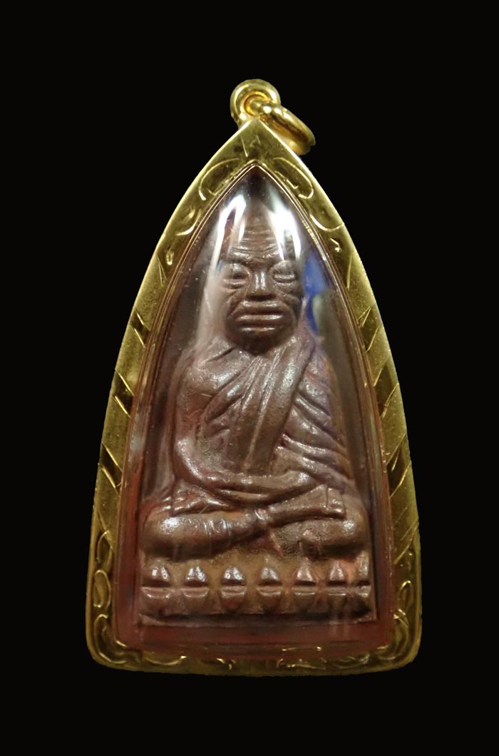 รูปหล่อเตารีดเล็กหลวงพ่อทวดหลังอาจารย์ทอง (หน้าอาปาเช่) วัดสำเภาเชย ปัตตานี รุ่นทองฉลองเจดีย์ ปี2552 เนื้อสำริด (พร้อมเลี่ยมกรอบทองคำ) หมายเลข 255