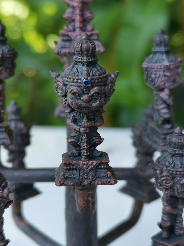 ช่อ 9 องค์รูปหล่อท้าวเวสสุวรรณ รุ่นบัลดาลทรัพย์ หลวงปู่บุดดา วัดป่าพัฒนาราม จ.สระแก้ว ปี 2566 เนื้อทองแดงเถื่อนฝังพลอยน้ำเงิน หมายเลข 37 (สร้างน้อยเพียง 69 ชุด)