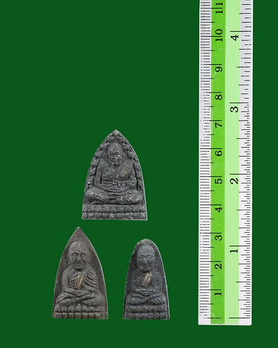 ชุดหลวงพ่อทวด วัดช้างให้ เนื้อว่าน 3 องค์ (สังฆาฏิฝังตะกรุดเงิน) หมายเลข 577 ปี 2541 รุ่นพุทธคุณกุญชร (อาจารย์นอง วัดทรายขาว จ.ปัตตานี ปลุกเสก)