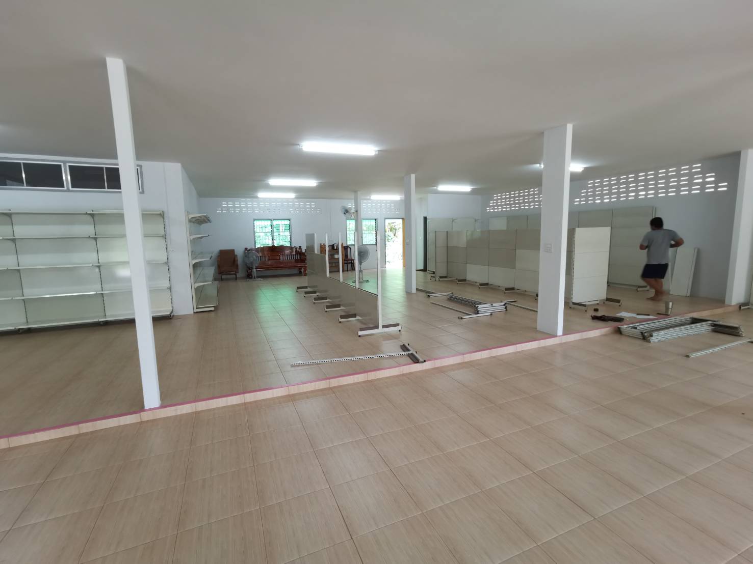 ลงชั้นวางสินค้าเพื่อเตรียมเปิดร้านสังฆภัณฑ์จำนวน 60 ชุด