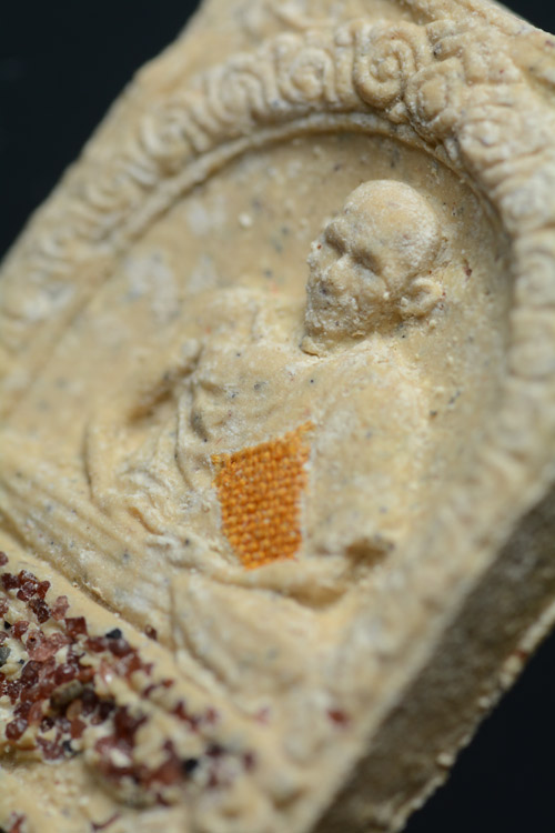 พระผงมงคลเกษม 3 (พิมพ์พิเศษโรยพลอย) หลวงพ่อเกษม พ.ศ.2523