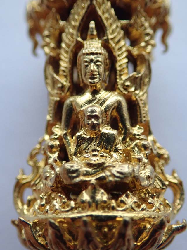 งานฉลุตะกรุด รุ่นนักรบไทย อาจารย์ปกรณ์ วัดถ้ำผาแด่น จ.สกลนคร ปลายยอดเป็น "พระยอดภูผาแด่น" ด้านหน้าเป็น "พระพุทธชินราชและหลวงปู่ทวด" ด้านหลัง "สมเด็จพระนเรศวรทรงช้างยุทธหัตถี" สูง 4.5 ซม.