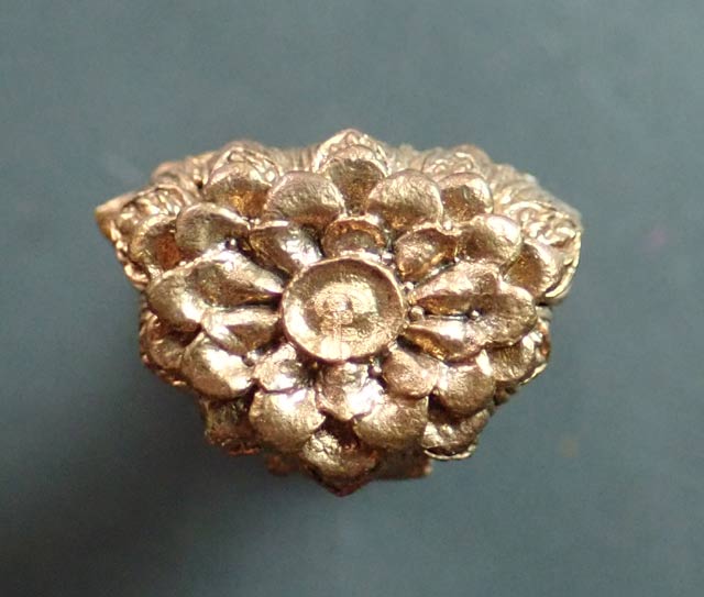 รูปหล่อลอยองค์พุทธศิลป์หลวงพ่อทวด ฐานบัว 4 ชั้น รุ่นปาฎิหาริย์สองโพธิสัตว์ เนื้อชนวนรวมใจ หมายเลข 122 ขนาดสูง 1.2 ซ.ม. พร้อมกล่องและการ์ดประจำองค์พระ