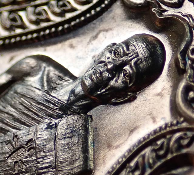 เหรียญเสมา EOD หลวงพ่อคูณ วัดบ้านไร่ รุ่นปาฏิหาริย์ EOD ปี 2556 เนื้อมหาชนวน (แจกทหาร) หมายเลข 107 สร้าง 999 เหรียญ