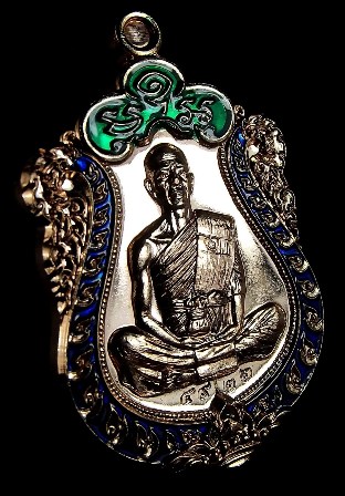 หลวงพ่อคูณ รุ่นปาฏิหาริย์ EOD เหรียญเสมา พิมพ์เต็มองค์ เนื้อกะไหล่นาก ลงยาน้ำเงิน แยกจากชุดของขวัญ