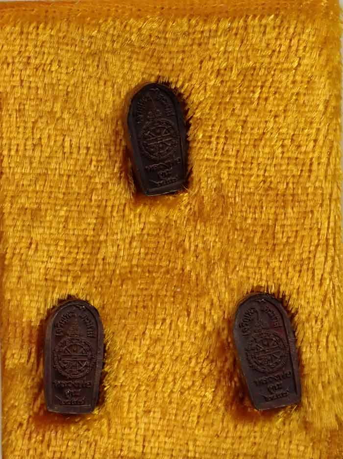 ปรกจ้อยหลวงพ่อคูณ วัดบ้านไร่ ปี 2557 รุ่นเจริญพรไตรมาส (3 องค์ในกล่องเดียว) พร้อมกล่องเดิม