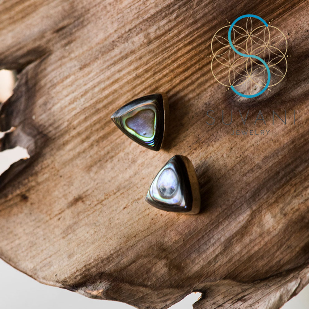 SUVANI เงินแท้ 92.5% ต่างหูเปลือกหอยเป๋าฮื้อ (Abalone Shell) ทรงสามเหลี่ยม ต่างหูปักก้าน เครื่องประดับเงินแท้