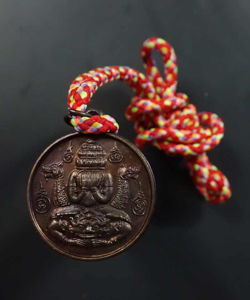 เหรียญปิดตาพังพะกาฬพร้อมเชือก 7 สี องค์พ่อจตุคามรามเทพ วิหารจังหวัดนราธิวาส เหรียญเนื้อทองแดง (องค์ออกแดงคล้ายผิวมันปู)