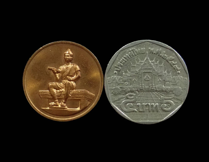 เหรียญพ่อขุนรามคำแหงมหาราช รุ่นที่ระลึกงานวันครบรอบ 10 ปี มหาวิทยาลัยรามคำแหง ปี 2524 เนื้อทองแดง