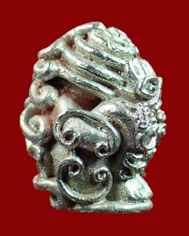 พระปิดตาในครรภ์ พ่อท่านเขียว วัดห้วยเงาะ ปัตตานี รุ่นกลันตัน54 ปี 2554 เนื้อปัญจะโลหะผิวพรายเงิน หมายเลข 1058