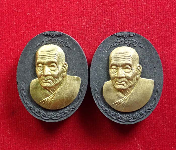 * 2 องค์ * เหรียญหันข้างหลวงพ่อทวดเหยียบน้ำทะเลจืด รุ่นสร้างบุญ ปี2556 เนื้อผง