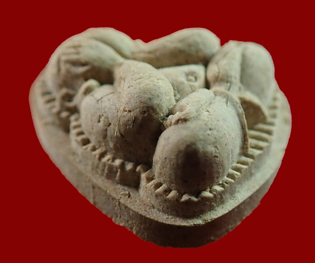 พระปิดตาปุ้มปุ้ยหลวงปู่ม่น วัดเนินตามาก จ.ชลบุรี เนื้อเกสรผสมเกศาหลวงปู่ ด้านหลังฝังพลอย ปี 2536