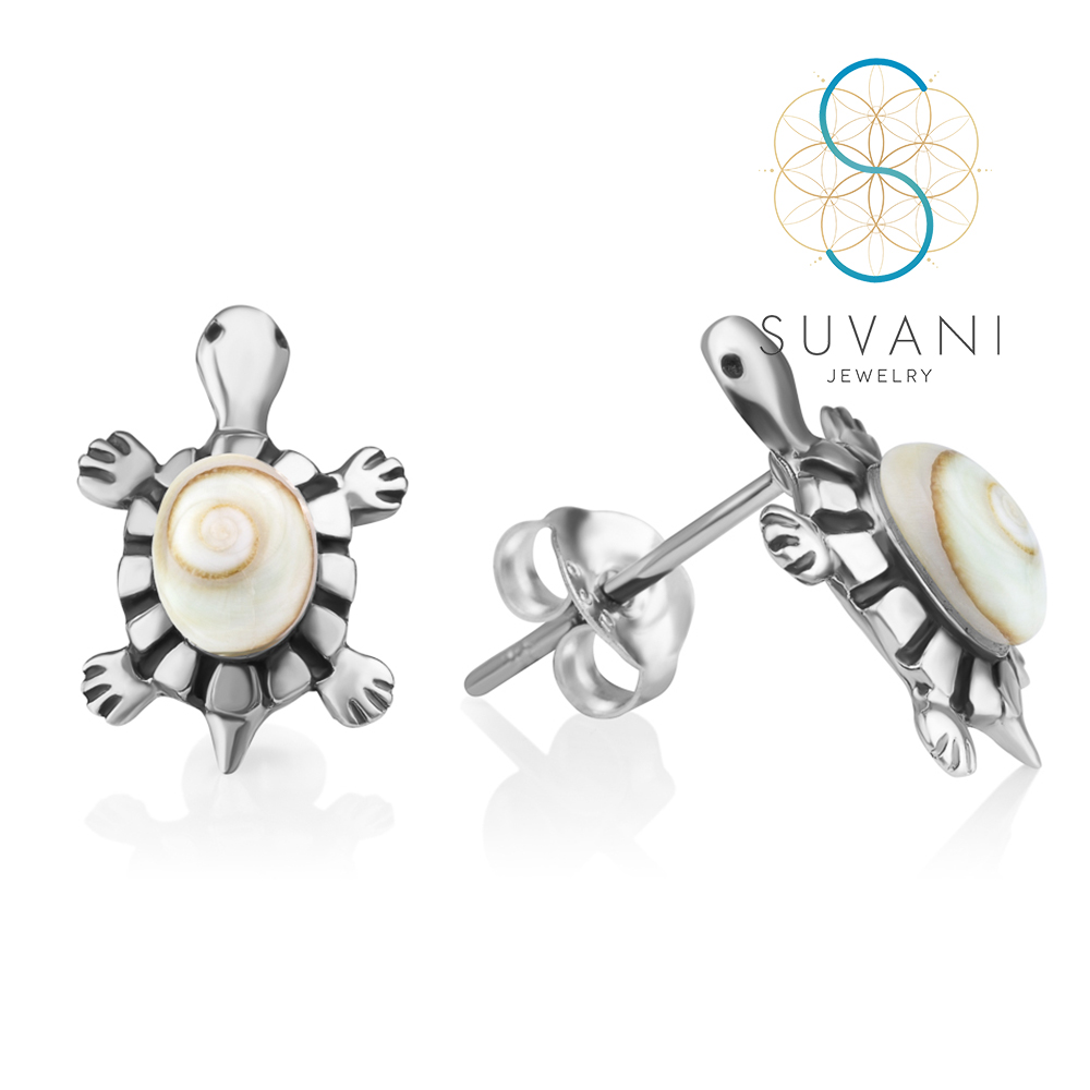 SUVANI เงินแท้ 92.5% ต่างหูเต่าน้อยสุดน่ารัก ฝังด้วยเปลือกหอยตาพระศิวะ (Shiva Eye Shell) ต่างหูปักก้าน เครื่องประดับ