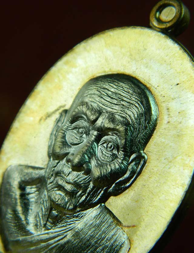 เหรียญหน้าอรหันต์ (หน้าแก่) หลวงพ่อทวด รุ่นนิรันตราย77 ที่ระลึกงานบุญสุขในหัวใจ ปี2556 เนื้อนวะองค์เงิน (พิมพ์ใหญ่)