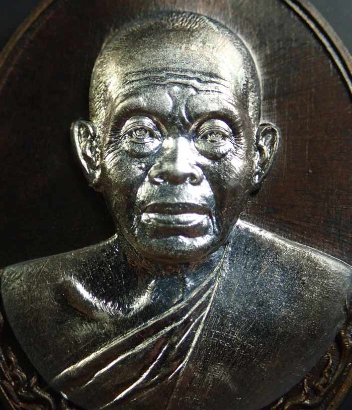 เหรียญรูปไข่ครึ่งองค์หลวงพ่อคูณ วัดบ้านไร่ รุ่นเมตตามหาบารมี ปี 2557 เนื้อชนวนหน้ากากเงิน (แจกกรรมการ) หมายเลข 563