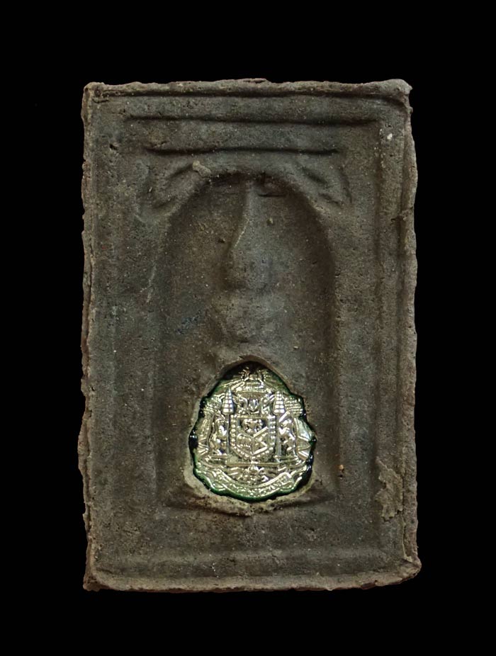 หลวงพ่อทวดเนื้อว่านดินกากยายักษ์ พิมพ์กลักไม้ขีดฝังตะกรุดเงิน (หลังตราแผ่นดิน) อาจารย์ทอง วัดสำเภาเชย ปี 2551 รุ่นพิทักษ์แผ่นดิน