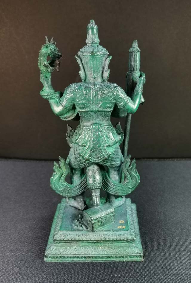 ท้าวเวสสุวรรณตรีพระเพลา เนื้อโลหะเคลือบพาทิน่าเขียวมรกต ขนาดสูง 5 นิ้ว (รวมฐาน) จำนวนการสร้าง 599 องค์ ปี 2555