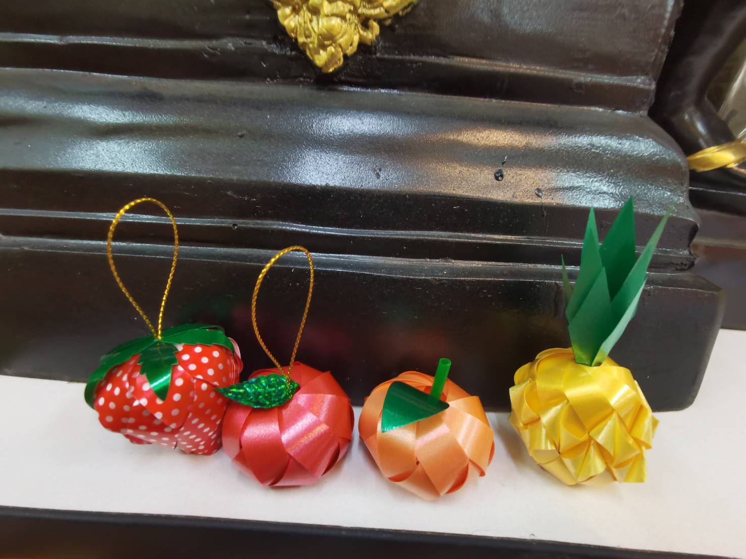 เหรียญโปรยทานผลไม้