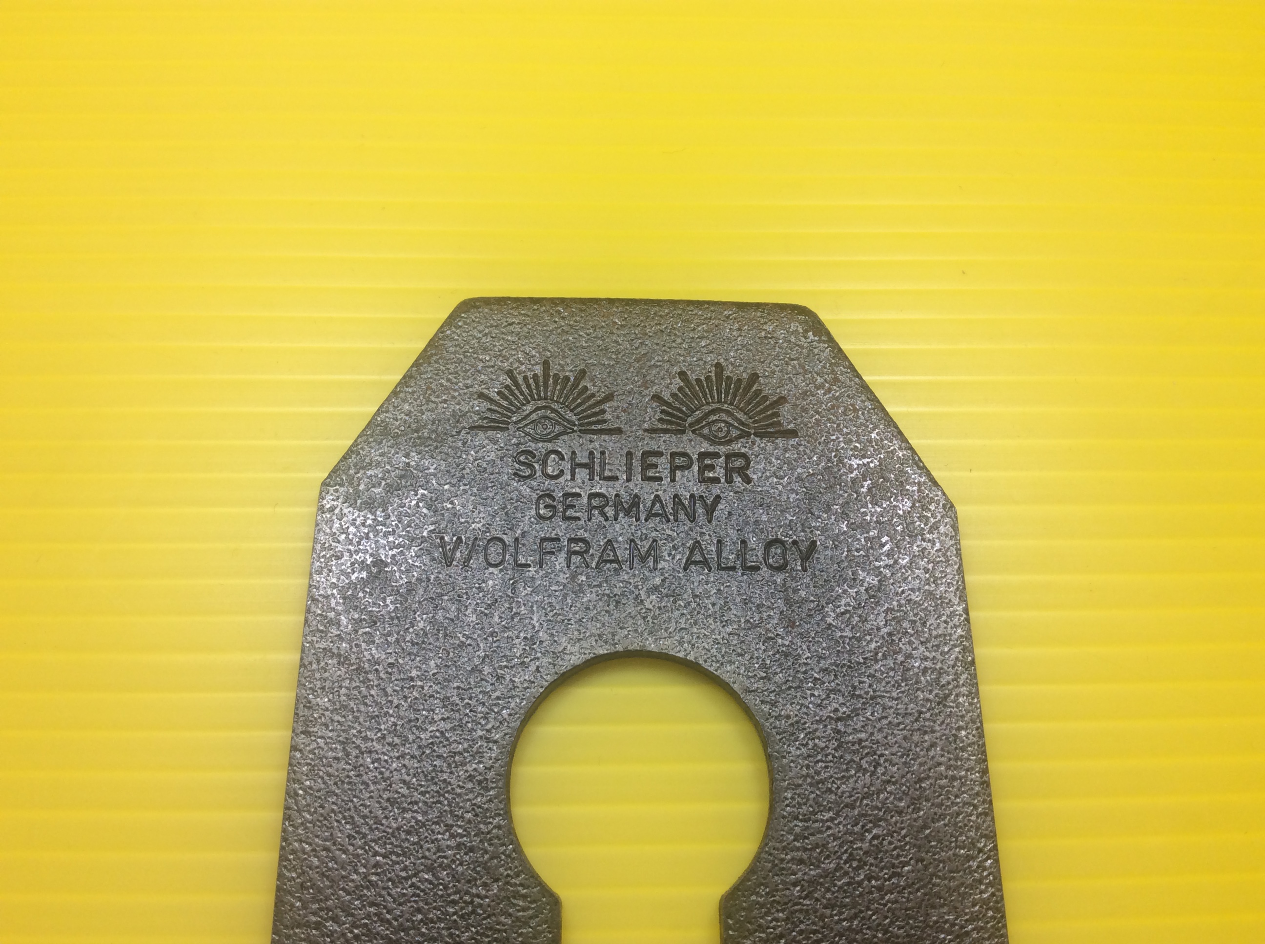 ใบกบไสไม้ตราตา 2 นิ้ว EYE BRAND