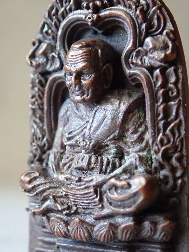 รูปหล่อเตารีด (ลายกนกคชสาร) หลวงพ่อทวด พ่อท่านเขียว วัดห้วยเงาะ ปัตตานี รุ่นกลันตัน54 ปี 2554 เนื้อทองแดงมันปู (สูงประมาณ 3.4 ซ.ม.)