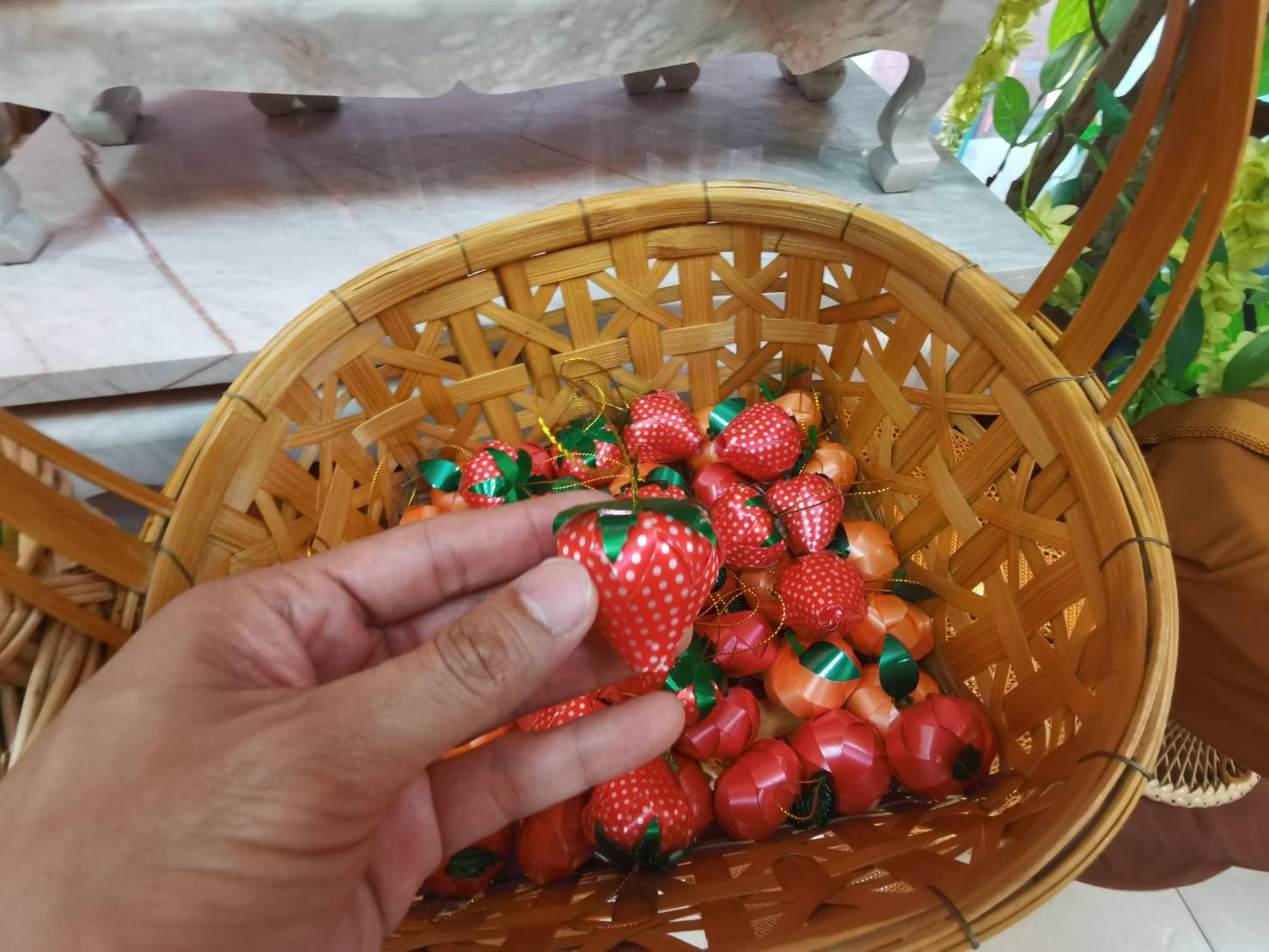 เหรียญโปรยทานผลไม้