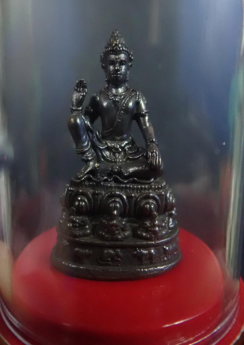 องค์พ่อจตุคามรามเทพวิหารจังหวัดนราธิวาส (แขวนหน้ารถ) ติดสติ๊กเกอร์รอบฐานกรอบ "องค์พ่อจตุคามรามเทพนราธิวาส คุ้มครอง ป้องกัน แคล้วคลาด ปลอดภัย โชคดี ร่ำรวย" เนื้อทองแดง