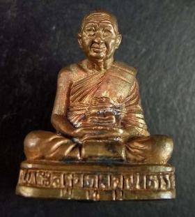 พระครูอดุยคุณาธาร (หลวงพ่อหวน) รูปหล่อลอยองค์ เนื้อนวะ ปี ๒๕๔๗ วัดนิคมประทีป(วัดโคกหล่อ) อำเภอเมือง จังหวัดตรัง..1