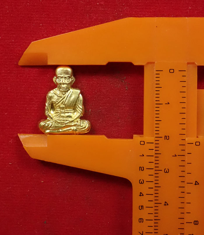 รูปเหมือนปั้มครึ่งซีกหลวงพ่อทวด พ่อท่านเขียว วัดห้วยเงาะ ปัตตานี ปี 2555 รุ่นกิตติคุโณมหามงคล พิมพ์หน้าเลื่อนหลังยันต์ (รุ่นแรก) เนื้อทองเหลือง หมายเลข 1695