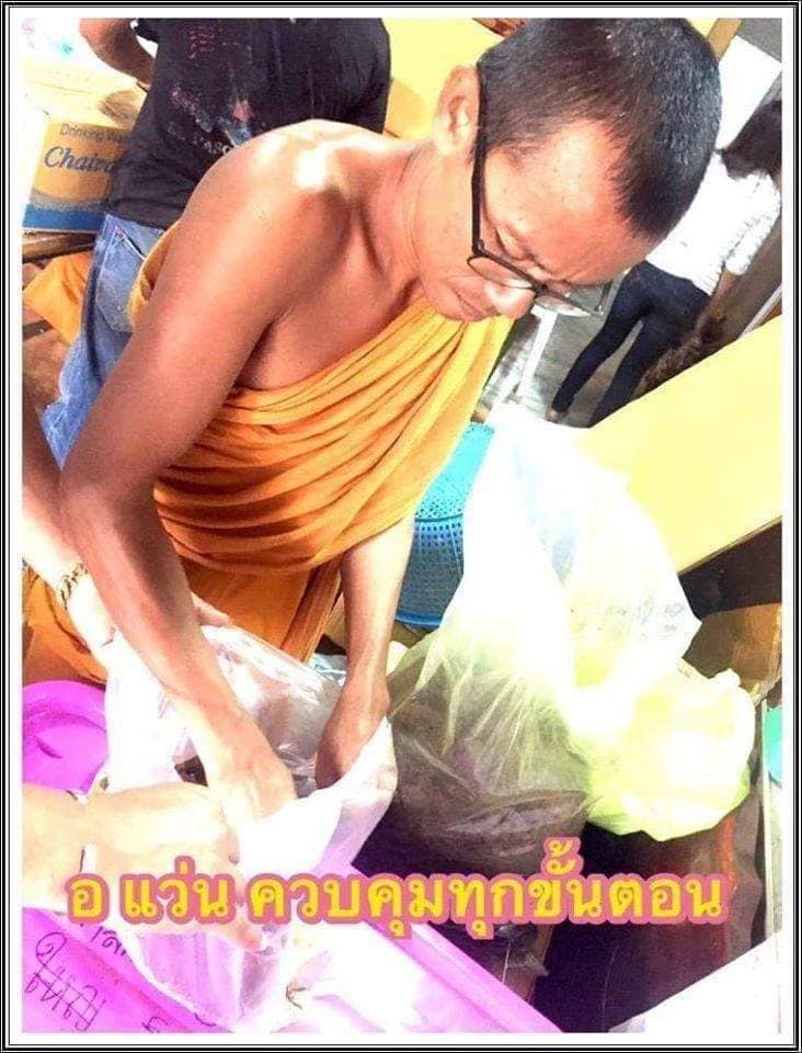 ไอ้ไข่ เด็กวัดเจดีย์ รุ่นที่ระลึกกฐิน ๕๙ องค์บูชาไม้แกะทาทองแท้ ขนาด 6 นิ้ว