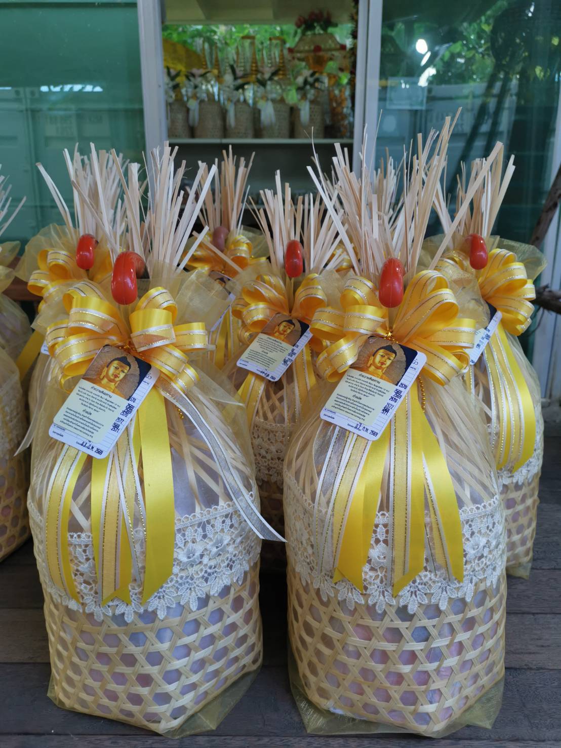 สังฆทานชะลอมมีร่ม โบว์ทอง