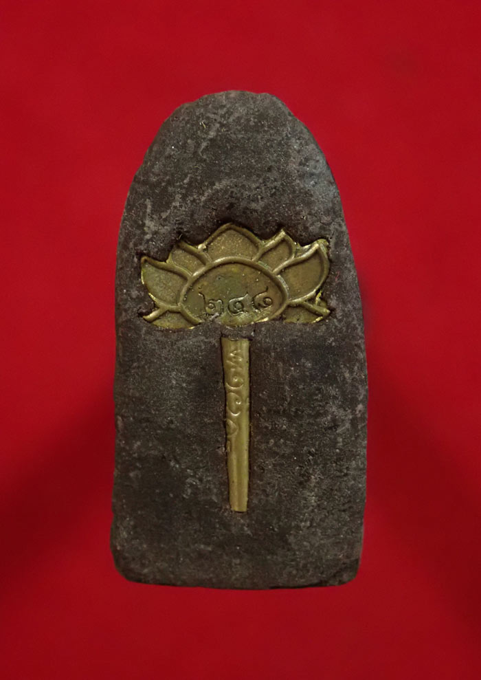 หลวงปู่ทวดเนื้อว่าน พิมพ์พระรอด หลังฝังตะกรุดนารายณ์แปลงรูป (แจกศูนย์) วัดทรายขาว ปัตตานี รุ่นนิรันตราย ปี 2558