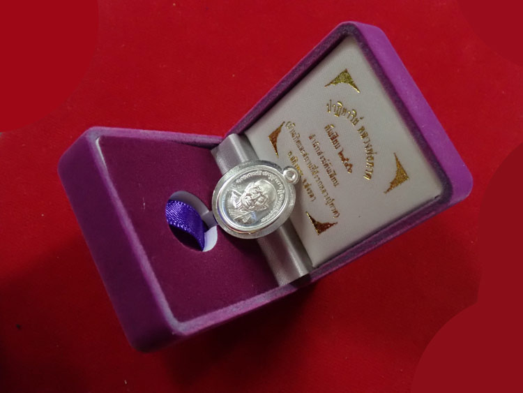 เหรียญฟักทองไม่ตัดปีกหลวงพ่อทวด ปาฏิหาริย์ สำนักสงฆ์ต้นเลียบ ปี2556 เนื้อเงินไม่ตัดปีก (แยกจากชุดทองคำ) หมายเลข 87