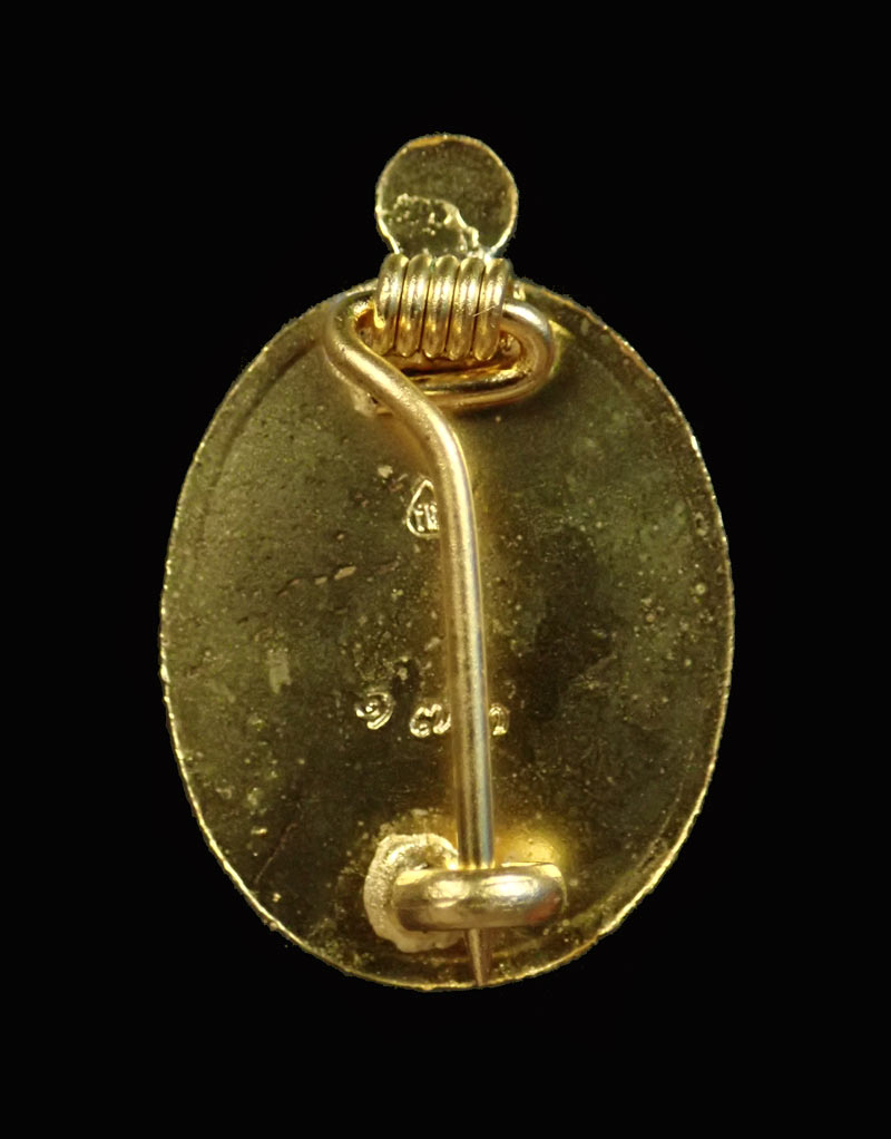 *พิมพ์เข็มกลัดหายากไม่ค่อยทำครับ* เหรียญเม็ดแตงหลังเข็มกลัด (พร้อมโบว์) หลวงพ่อทวด ปาฏิหาริย์ สำนักสงฆ์ต้นเลียบ ปี2556 เนื้อทองชุบ (สมนาคุณเจ้าภาพ) หมายเลข 173 สร้างเพียง 399 เหรียญ