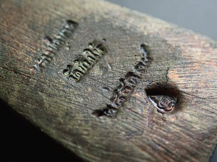 ** โค๊ตชัด สภาพสวยมาก ** หลวงพ่อทวดหลังเตารีด พิมพ์ใหญ่ รุ่นสร้างโรงพยาบาลโคกโพธิ์ วัดช้างให้ จ.ปัตตานี ปี 2539 เนื้อนวะโลหะ พร้อมบัตรรับรองสถาบันการันตีพระ พร้อมกล่องเดิม