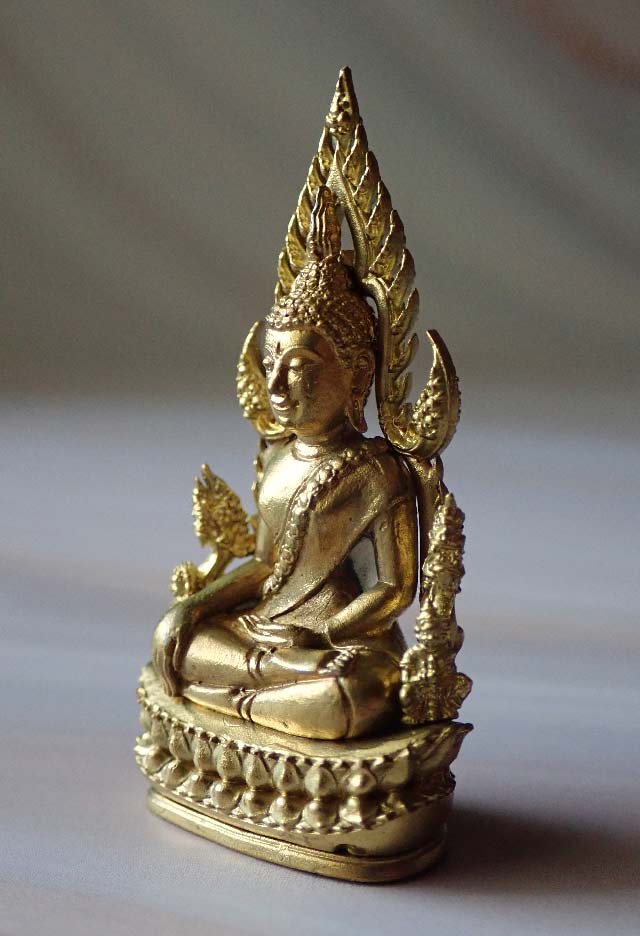 ลอยองค์ฉลุพระพุทธชินราช รุ่นจอมราชันย์ วัดพระศรีรัตนมหาธาตุ พิษณุโลก ปี 2555 เนื้อทองระฆัง หมายเลข 1365