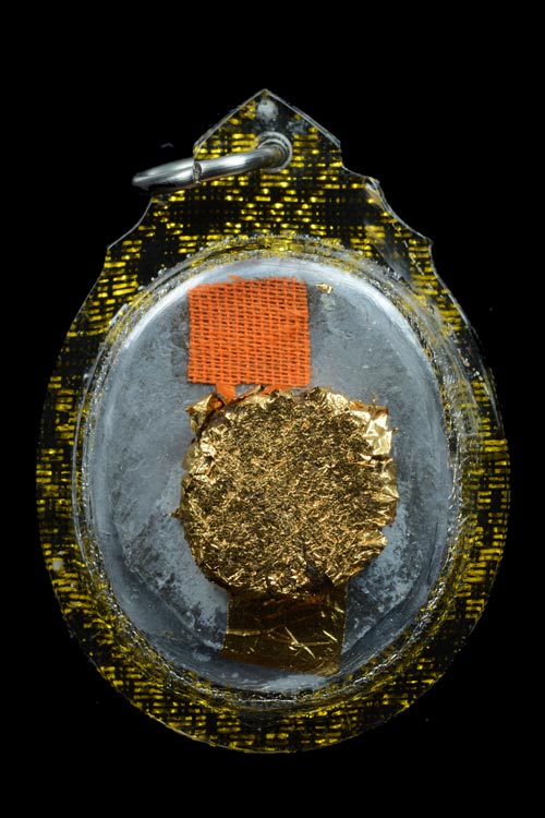 เหรียญหล่อเนื้อตะกั่วจารมือ พ่อท่านเอื้อม วัดบางเนียน จ.นครศรีธรรมราช (พิมพ์นั่งเต็มองค์)