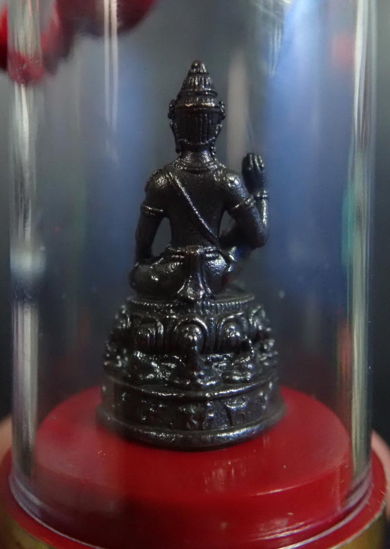 องค์พ่อจตุคามรามเทพวิหารจังหวัดนราธิวาส (แขวนหน้ารถ) ติดสติ๊กเกอร์รอบฐานกรอบ "องค์พ่อจตุคามรามเทพนราธิวาส คุ้มครอง ป้องกัน แคล้วคลาด ปลอดภัย โชคดี ร่ำรวย" เนื้อทองแดง