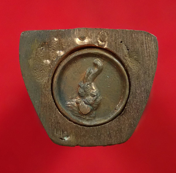 รูปหล่อหลวงพ่อทวด วัดช้างให้ ปัตตานี รุ่นที่ระลึกในโอกาสที่บรรจุพระบรมสารีริกธาตุเจดีย์วัดช้างให้ ปี 2530 เนื้อนวะโลหะ หมายเลข 1109