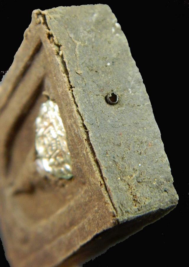 หลวงพ่อทวดเนื้อว่านดินกากยายักษ์ พิมพ์กลักไม้ขีดฝังตะกรุดเงิน (หลังตราแผ่นดิน) อาจารย์ทอง วัดสำเภาเชย ปี 2551 รุ่นพิทักษ์แผ่นดิน