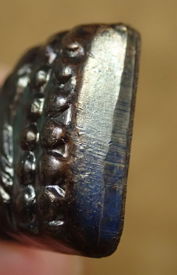 หลวงพ่อทวดพิมพ์หลังหนังสือ (พิมพ์เล็ก) วัดช้างให้ ปัตตานี ปี 2555 (ออกจากวัดช้างให้) เนื้อทองแดงรมดำ ตอกโค๊ต ๕๕ พร้อมใบฝอยวัดช้างให้