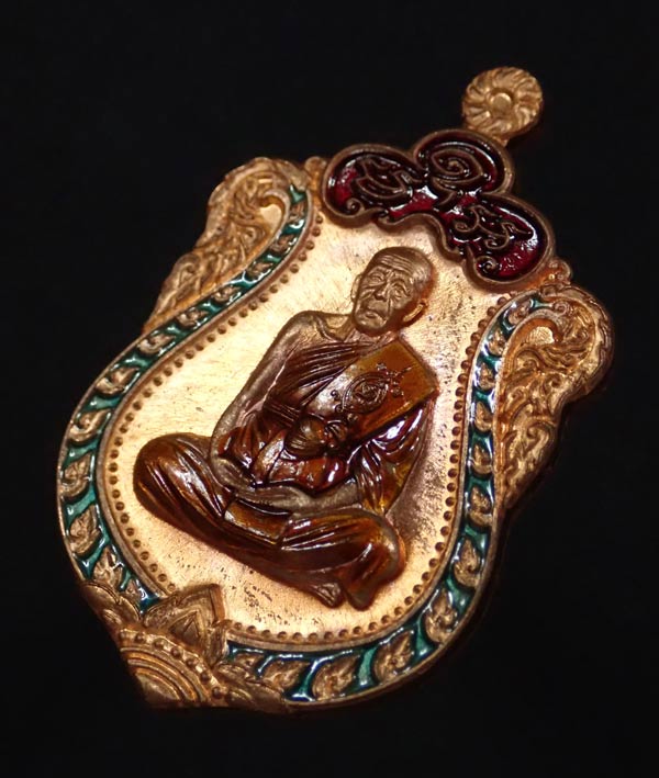 เหรียญเสมาพระครูมนูญสีลสังวร (หลวงพ่อแถม) วัดช้างแทงกระจาด เพชรบุรี รุ่นเพชรเศรษฐี ปี 2559 เนื้อทองแดงผิวไฟลงยา (กรรมการ) หมายเลข 439