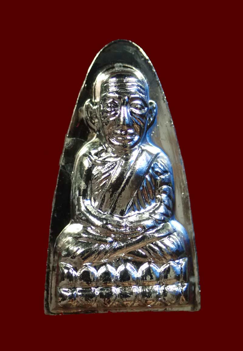 หลวงปู่ทวด หลังหนังสือใหญ่ พิมพ์ตัว ท ย้อนยุค วัดทรายขาว ปัตตานี ปี 2558 รุ่นนิรันตราย ชุดกรรมการ 3 กษัตริย์ หมายเลข 80 เนื้อกะไหล่ทอง/กะไหล่เงิน/กะไหล่นาก ขนาดพระสูง 3.6 ซ.ม. พร้อมกล่องเดิม