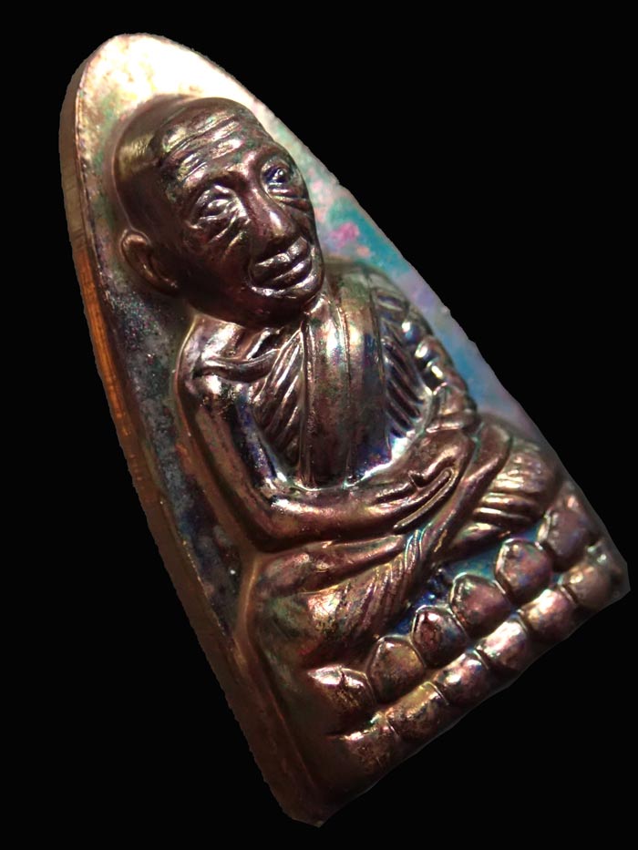 หลวงปู่ทวดพิมพ์หลังหนังสือ ตัว ท (ย้อนยุค) วัดทรายขาว ปัตตานี รุ่นนิรันตราย ปี 2557 เนื้อทองแดงผิวรุ้ง หมายเลขสวย 7843